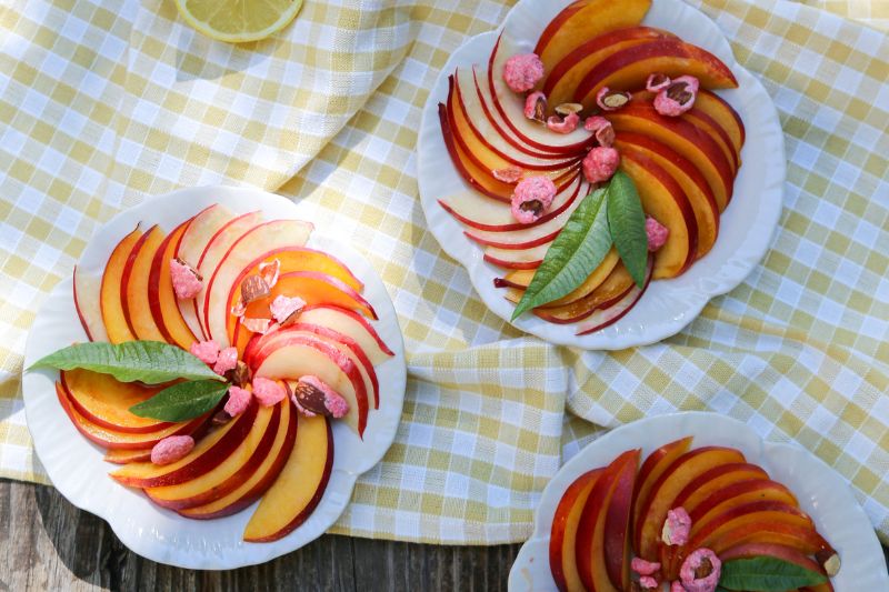 Salade de pêche à la verveine et aux pralines
