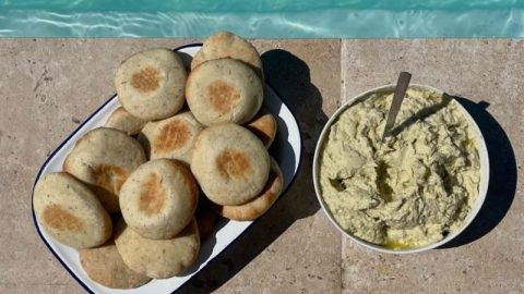 Pitas au zaatar et tartinade d’artichaut