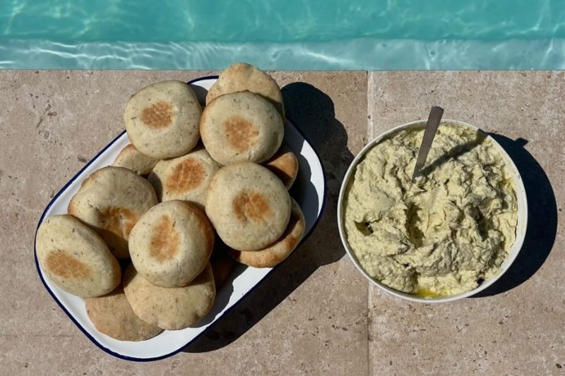 Pitas au zaatar et tartinade d’artichaut