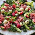 Salade de Bimi aux fruits rouges