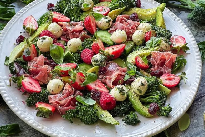 Salade de Bimi aux fruits rouges