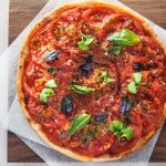 Tarte fine chaude à la tomate