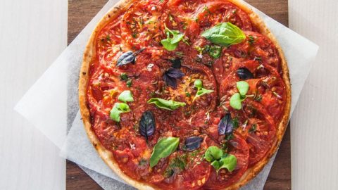 Tarte fine chaude à la tomate