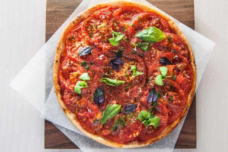 Tarte fine chaude à la tomate