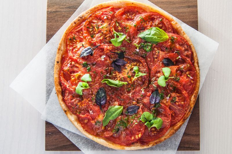 Tarte fine chaude à la tomate