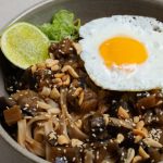 Wok de nouilles et aubergines au miso