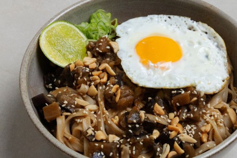 Wok de nouilles et aubergines au miso
