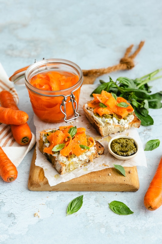 recette de Tartines de stracciatella et pickles de carotte