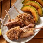 Côtelettes d’agneau et melon à la plancha