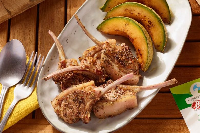 Côtelettes d’agneau et melon à la plancha