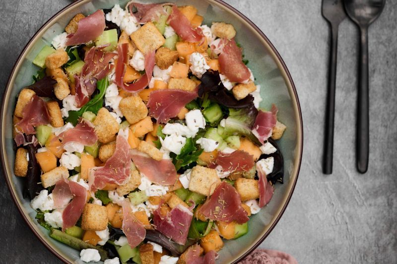 Salade de melon et concombre au jambon