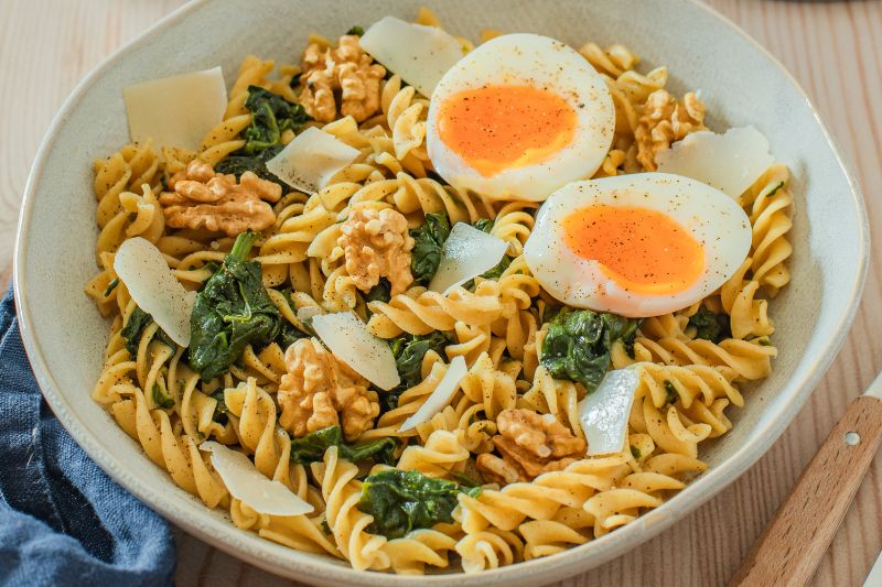 Torsades aux épinards et oeuf mollet