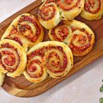 Roulés feuilletés à la tomate