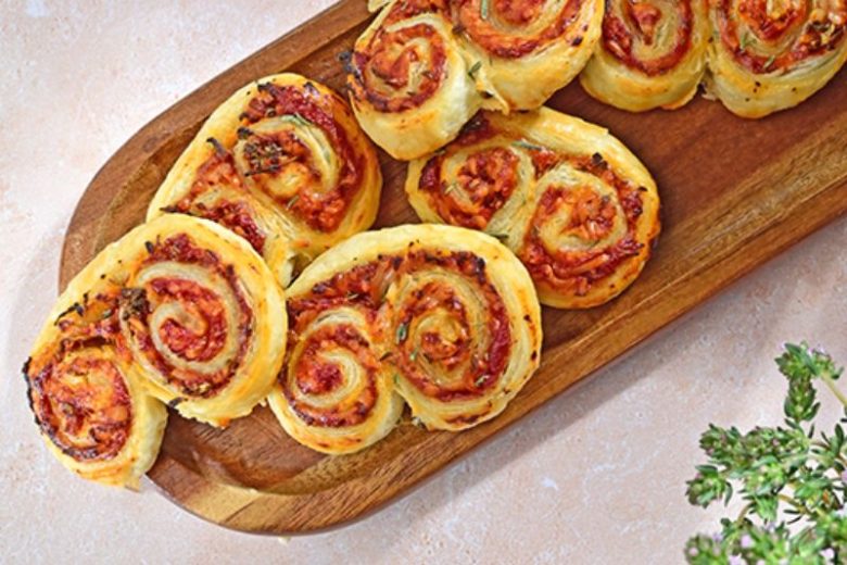 Roulés feuilletés à la tomate