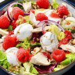 Salade fraîcheur aux framboises et aux noix