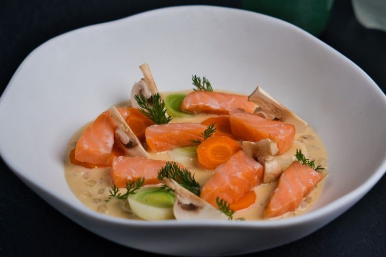 Fiskesuppe de ventrèche de saumon pochée