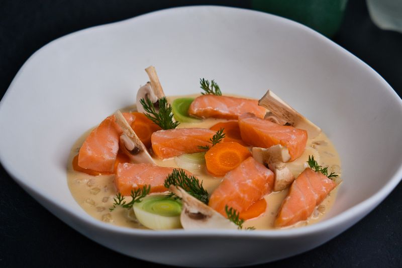 Fiskesuppe de ventrèche de saumon pochée