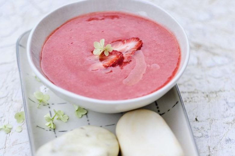 Soupe de fraises et bâtonnets glacés