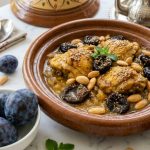 Tajine de poulet aux prunes et aux amandes