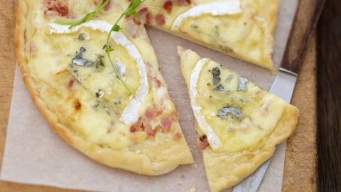 Tarte flambée au Bresse Bleu