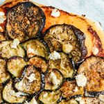 Pizza végétarienne aux légumes rôtis