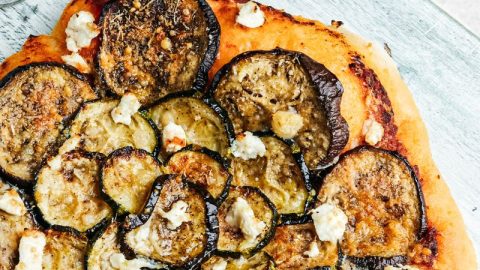 Pizza végétarienne aux légumes rôtis