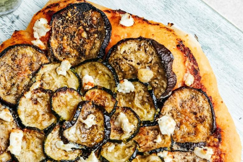 Pizza végétarienne aux légumes rôtis