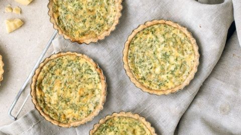 Tartelettes aux herbes et au Gruyère