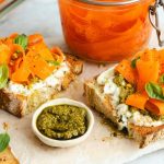 Tartines de stracciatella et pickles de carotte