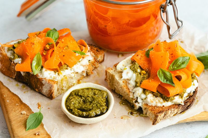 Tartines de stracciatella et pickles de carotte