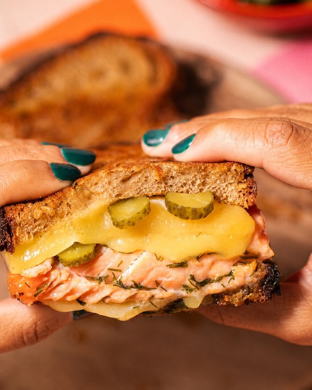 recette de Grilled cheese à la truite et aux cornichons