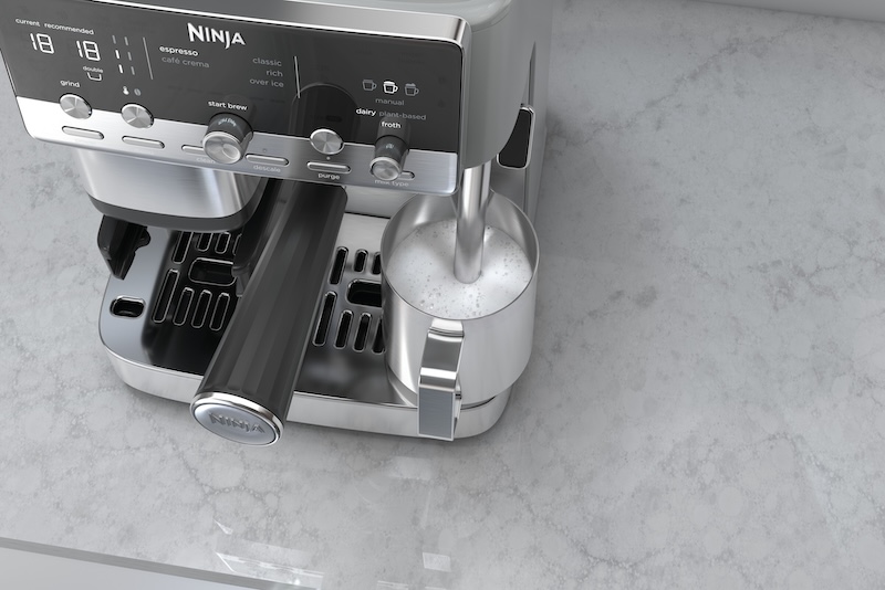 machine à café compacte avec broyeur intégré et buse vapeur automatique