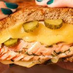Grilled cheese à la truite et aux cornichons