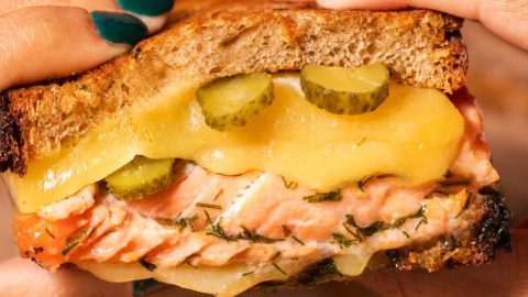 Grilled cheese à la truite et aux cornichons