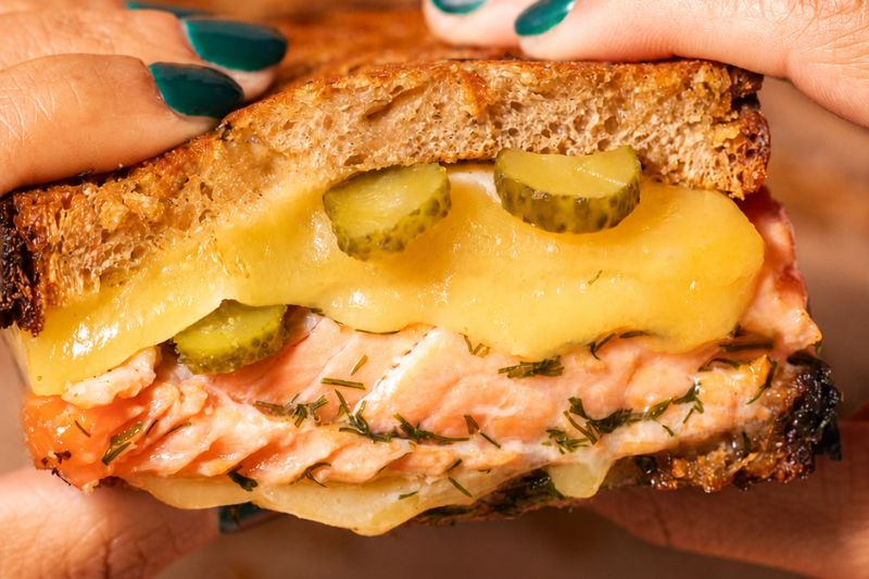 Grilled cheese à la truite et aux cornichons