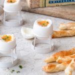 Oeufs à la coque et torsades au Gruyère