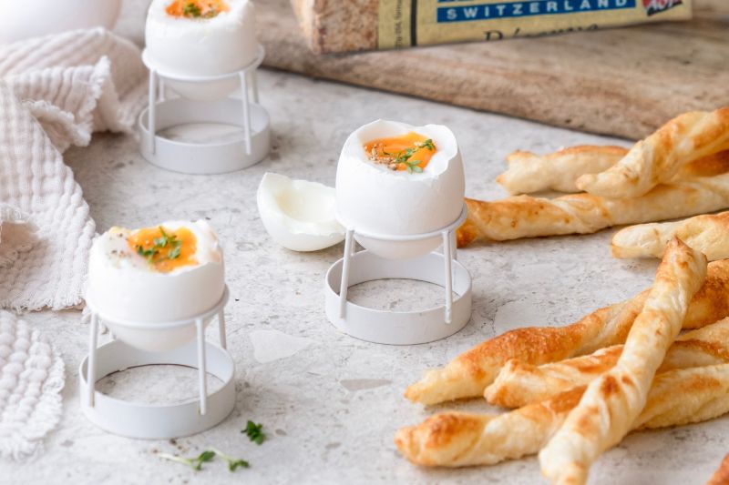Oeufs à la coque et torsades au Gruyère