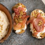 Houmous et bruschettas aux pistaches