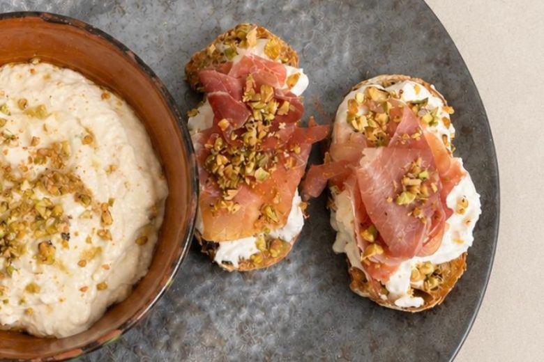 Houmous et bruschettas aux pistaches