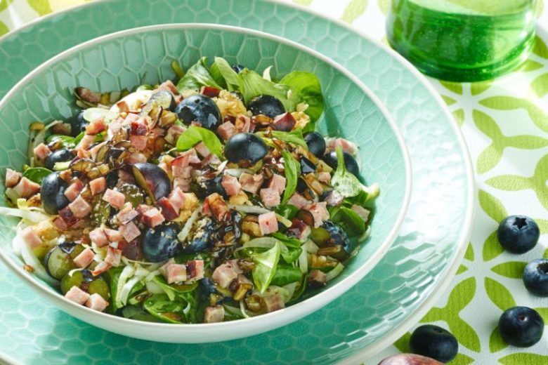 Salade à la saucisse de Montbéliard et myrtilles