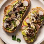 Avocado toast aux sardines grillées