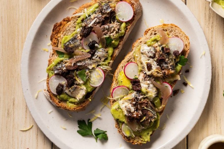 Avocado toast aux sardines grillées