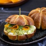 Sandwiches bretzels citrouilles à la Mimolette