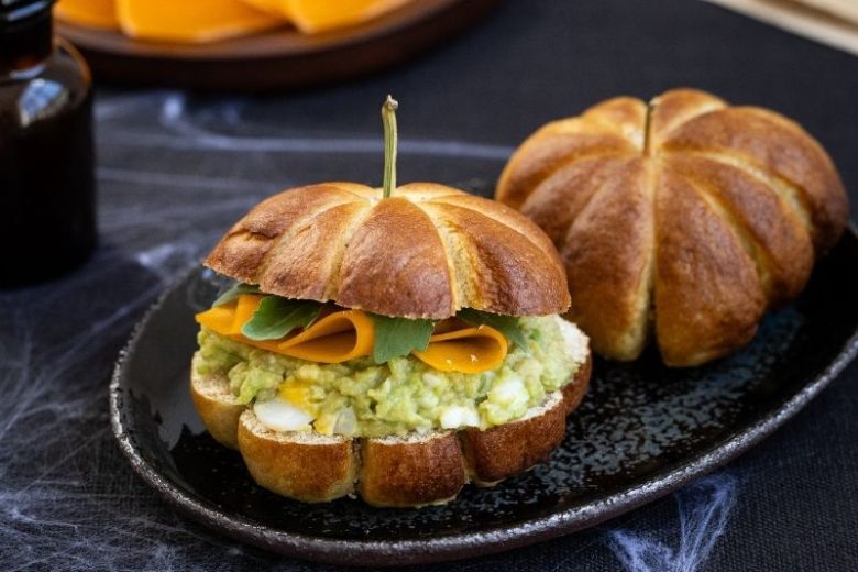 Sandwiches bretzels citrouilles à la Mimolette