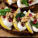 Bruschetta poire et Reblochon