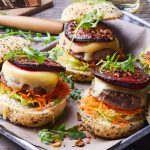 Burger au Vacherin Fribourgeois et à la betterave