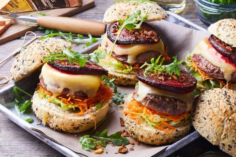 Burger au Vacherin Fribourgeois et à la betterave