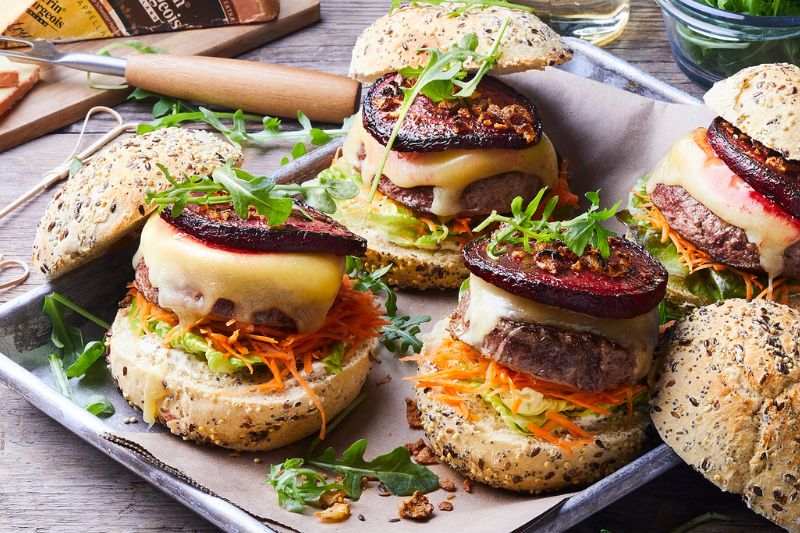 Burger au Vacherin Fribourgeois et à la betterave