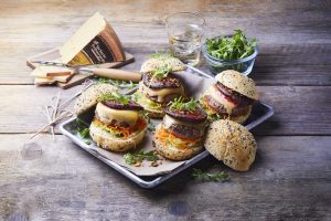 Burger recipe with Vacherin Fribourgeois and beetroot