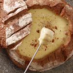 Fondue au Morbier en boule de pain